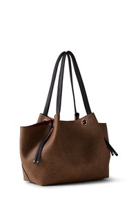 Borsa tote di colore marrone con manici in pelle nera, dotata di chiusura con zip, due dettagli con nappine e un elemento metallico rotondo.