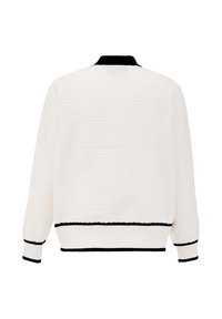 Pulover alb texturat cu guler și margine negre. Are mâneci lungi și accente cu nervuri. Design simplu, fără modele sau grafice.