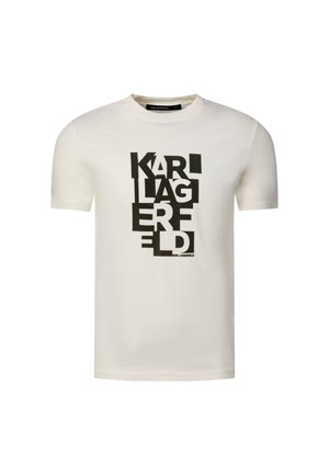 Maglietta bianca a maniche corte con lettere nere a blocchi disposte verticalmente che formano la parola "KARL LAGERFELD" sul davanti.