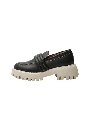 Mustat nahka loaferit, joissa on kaksoishihnasomisteet, valkoinen ompelu ja paksu beigesävyinen kumipohja, jossa on uurrettu pinta ja pito.