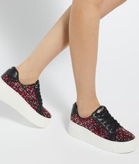 Zwart en meerkleurige pailletten sneakers met een gestructureerde bovenkant, platformzool en vetersluiting, met een gladde zwarte hakaccent.