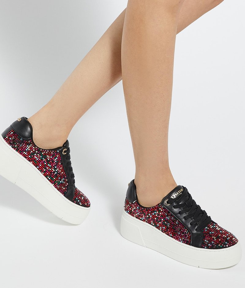 Zwart en meerkleurige pailletten sneakers met een gestructureerde bovenkant, platformzool en vetersluiting, met een gladde zwarte hakaccent.