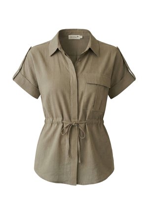 Camisa de manga corta color caqui con cuello, solapa en el bolsillo delantero, cordón ajustable en la cintura y mangas remangadas con detalle de tira.