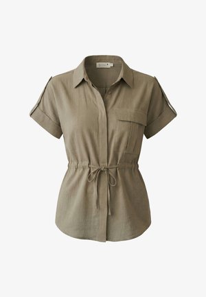 Chemise kaki à manches courtes avec col, rabat de poche avant, ceinture à cordon de serrage à la taille et manches retroussées avec détail de sangle.