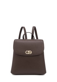 Sac à dos en cuir marron avec une forme structurée, une fermeture à rabat et des accents en métal doré. Comprend des bretelles ajustables et une surface texturée.