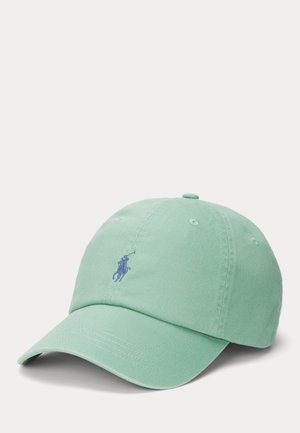 Casquette de baseball vert clair avec visière courbée et petit logo brodé d'un joueur de polo bleu foncé sur la face avant sur fond uni.