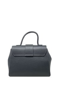 Szara skórzana torebka o strukturalnym kształcie, z górnym uchwytem i klapką składana na przód. Teksturowana powierzchnia z minimalnymi akcentami metalowymi.