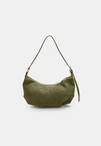 Borsa a spalla verde in suede con forma curva, chiusura a zip e tracolla regolabile. Texture liscia con un design elegante e minimalista.