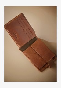 Sélectionné, tan brown