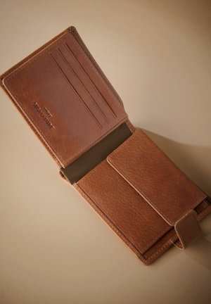 Hnedá kožená peňaženka s textúrovaným povrchom, obsahujúca priehradky na karty, sieťovanú kapsu a magnetické uzatvorenie. Kompaktný obdĺžnikový dizajn.