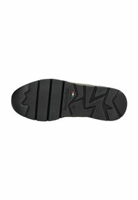 Suela de zapato de goma negra con patrón de agarre texturizado, banda de rodadura multidireccional y logotipo de marca grabado. Presenta ranuras horizontales para flexibilidad.