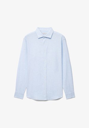 Camicia azzurra a maniche lunghe con bottoni, colletto a punta e polsini con bottoni, mostrata distesa su uno sfondo bianco.