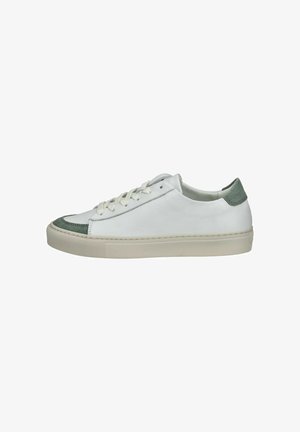 Sneaker bianco con tallone e punta in suede verde chiaro dalla texture. Presenta lacci bianchi e una suola in gomma spessa. Design semplice e minimalista.