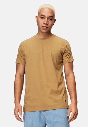 Braunes Baumwoll-T-Shirt mit Rundhalsausschnitt, kurzen Ärmeln und einem dezenten Markenlogo-Tag am Saum. Glatte Textur, lässige Passform.