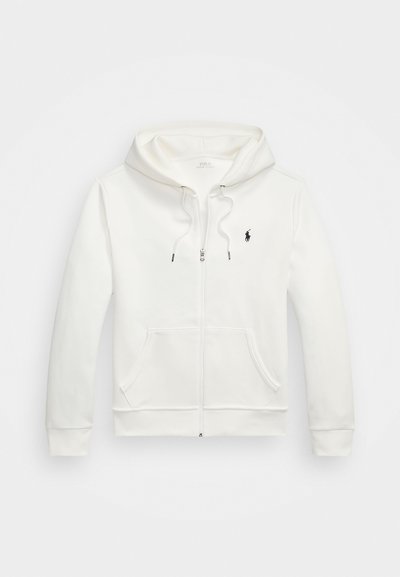 Haut de sweatshirt zippé blanc en tissu doux, avec une poche avant, une capuche à cordon, des poignets côtelés et un petit logo noir sur la poitrine.