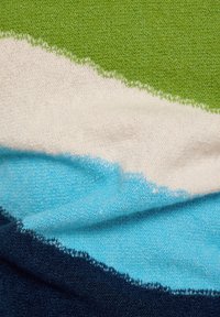 Bunt gestrickter Stoff mit horizontalen Streifen in Grün, Weiß, Hellblau und Dunkelblau, der Textur und weiche Falten zeigt.