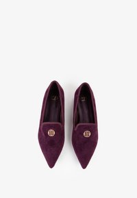 Scarpe viola in suede con punta affusolata, caratterizzate da un motivo floreale ricamato e un accentuazione dorata sulla parte superiore. Design con tacco piatto, texture liscia.