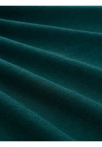 Türkisfarbenes Gewebe mit einer weichen Textur, das glatte Falten aufweist, welche ein wellenartiges Muster erzeugen. Das Material wirkt dick und flauschig.