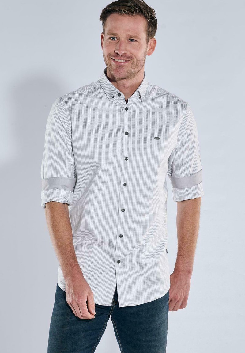 Weißes Langarmhemd mit feinem Karomuster, Button-Down-Kragen, hochgekrempelten Ärmeln, grauen Akzenten und dezentem Branding auf der Brust.