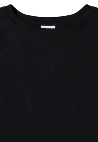 T-shirt noir uni à col rond, vue rapprochée montrant l'encolure et le haut de la poitrine, aucun logo ou motif visible.