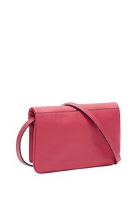 Różowa skórzana torebka na ramię o gładkiej fakturze, prostokątnym kształcie i cienkim pasku. Posiada złożony górny panel i minimalną ilość elementów metalowych.