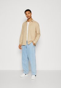 Marc O'Polo KENT COLLAR TWO CHEST POCKETS STRAIGHT HEM WITH SLIT - Shirt - jonesboro cream