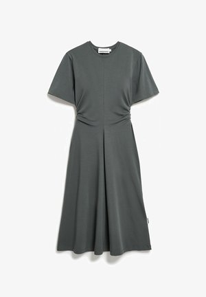 Robe midi gris foncé à manches courtes, encolure ronde et taille froncée, posée à plat sur un fond blanc.
