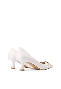 Scarpe bianche in pelle con tacco medio, punta affusolata e un piccolo accento dorato frontalmente. Superficie testurizzata e design del tacco curvo.