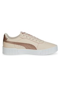 Baskets basses beiges avec accent métallisé rose doré et semelle blanche texturée, vues de côté.