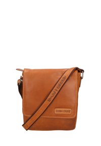 Borsa a tracolla in pelle marrone con chiusura a patta, tracolla regolabile, logo impresso e superficie liscia, caratterizzata da una forma rettangolare.