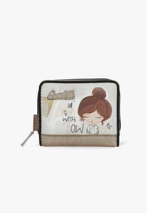 Kompaktowy portfel na zamek z ilustracją dziewczyny z kręconym kokiem oraz napisem "Zakochana w wiedzy" na teksturowanym beżowo-białym tle.