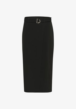 Schwarzer Bleistiftrock aus glattem Stoff, mit einem dekorativen Gürtel und einer silbernen Schnalle sowie einem seitlichen Schlitz für Bewegungsfreiheit.
