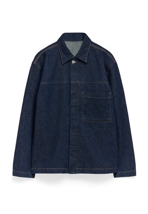 Ciemnoniebieska kurtka dżinsowa z zapięciem na guziki, spiczastym kołnierzem i kieszenią na piersi. Posiada kontrastowe szwy i luźny krój.