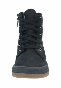 Schwarze Schnür-Hochschaftschuhe mit strukturiertem Lederoberteil und Gummisohle. Mit metallischen Ösen und kontrastierender brauner Sohle.