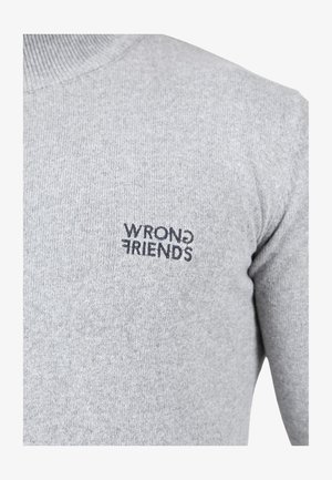 Maglione grigio lavorato a maglia con un collo alto e un piccolo logo ricamato in nero "WRONG FRIENDS" sul petto. Texture liscia.