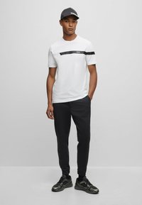 BOSS TEE   - T-shirt z nadrukiem