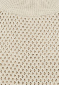 Gestrickter cremefarbener Pullover mit strukturiertem Rautenmuster, geripptem Halsausschnitt und weichem Stoff für Wärme und Komfort.