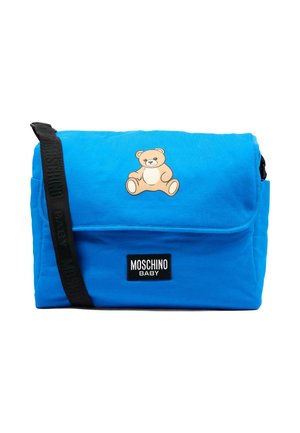 Borsa Moschino Baby blu con tracolla nera regolabile, grafica orsetto sulla patta e patch con logo Moschino Baby sulla tasca frontale.