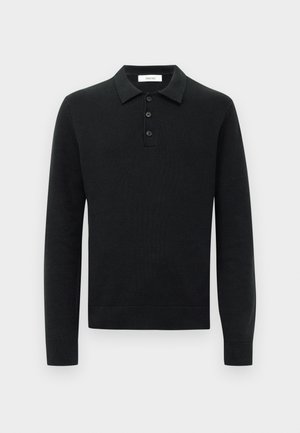 Maglione polo lavorato a maglia nero con maniche lunghe, tre bottoni neri e colletto a risvolto, esposto su uno sfondo bianco.