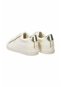 Białe sneakersy o gładkiej fakturze, z metalicznymi złotymi akcentami na pięcie oraz płaskimi gumowymi podeszwami. Posiadają zasuwane sznurowanie oraz przeszycia.