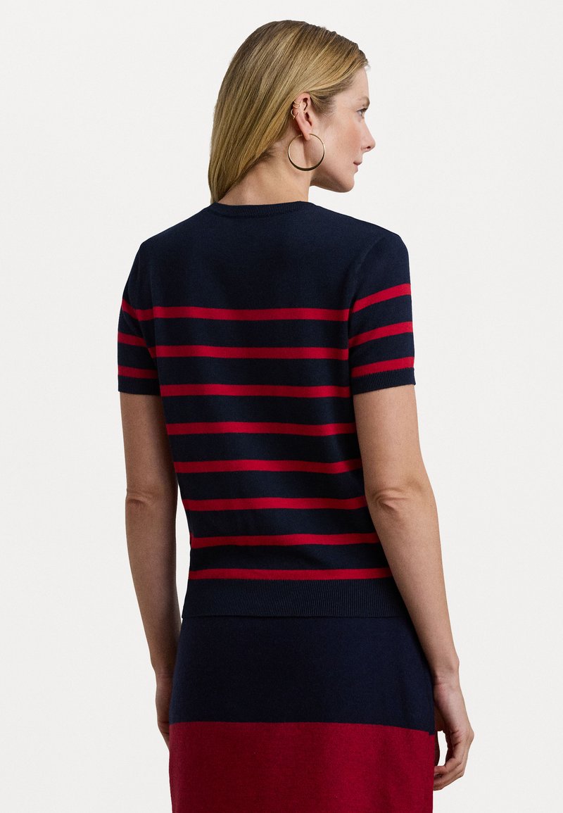 Maglione navy a maniche corte con strisce orizzontali rosse, colletto e fondo a costine, dotato di una vestibilità slim e di una consistenza morbida.