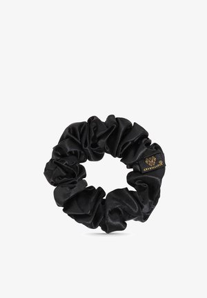 Czarna satynowa scrunchie o falbaniastym wykończeniu z złotą metką z logo. O okrągłym kształcie, gładkiej powierzchni, odpowiednia do zabezpieczania włosów.