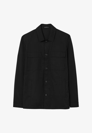 Schwarze Jacke mit kragenähnlichem Ausschnitt, vorderer Knopfleiste, zwei Brusttaschen und Seitentaschen. Hergestellt aus glattem Stoff mit matter Oberfläche.