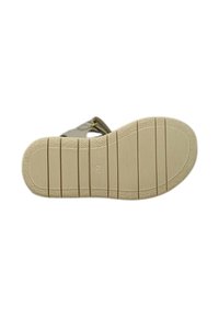 Sole di sandalo beige chiaro con trama antiscivolo, caratterizzata da scanalature orizzontali e verticali per una migliore aderenza. Presente un logo in rilievo e un indicatore di taglia.