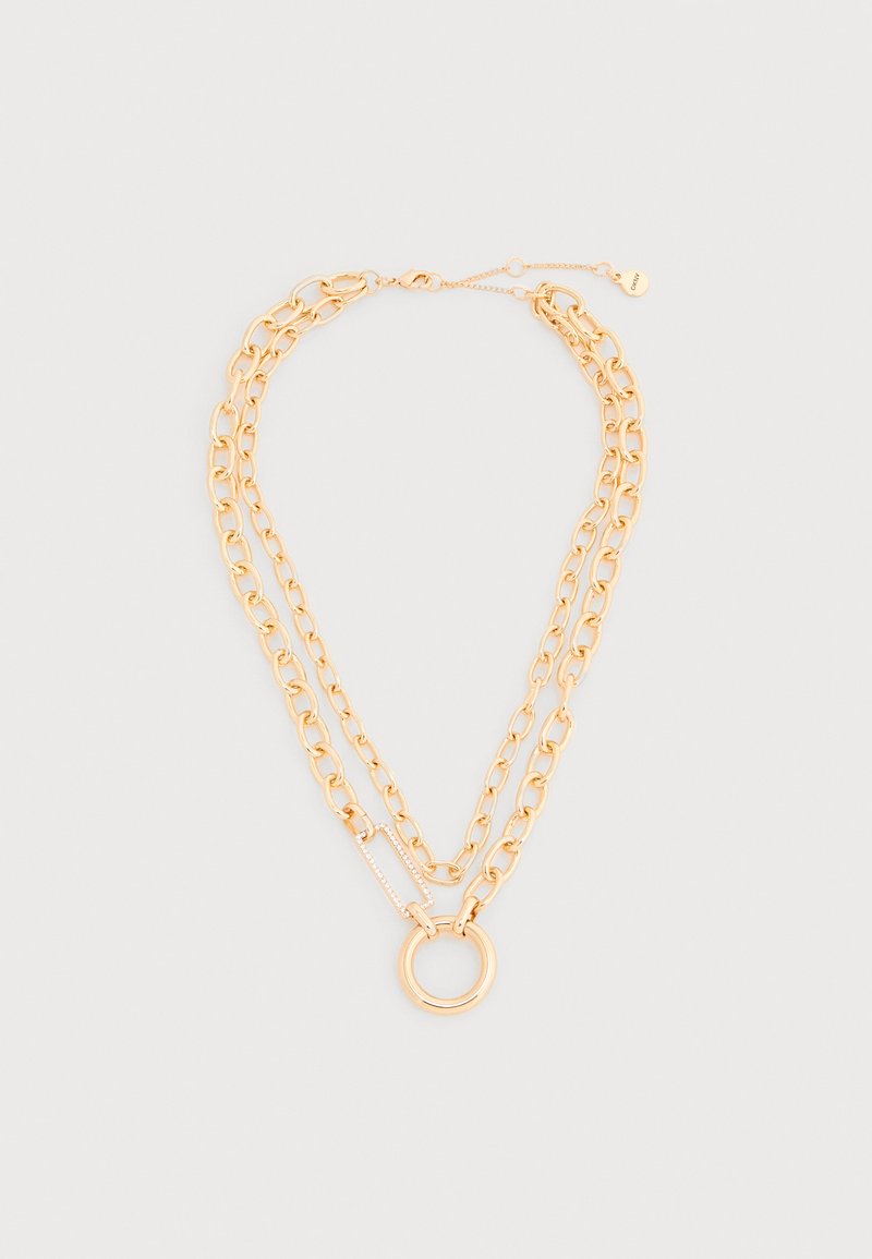 Κολιέ διπλής αλυσίδας σε χρυσό τόνο με μεγάλο κυκλικό κρεμαστό και ορθογώνιο διακοσμητικό κούμπωμα σε λευκό φόντο.