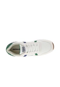 Baskets blanches avec des accents verts et bleus. Présentent une tige texturée, un bout arrondi, un système de laçage et une semelle en caoutchouc marron.