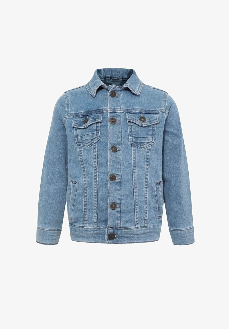 Veste en denim bleu clair avec un col, fermeture à boutons à l'avant, deux poches poitrine et poches latérales pour les mains, présentant un design classique.