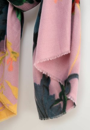 Blumenmuster-Schal in sanftem Rosa, mit grünen und gelben Akzenten. Das Material hat einen leicht fransigen Rand, der eine gemütliche Textur zeigt.