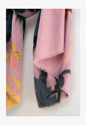 Blumenmuster-Schal in sanftem Rosa, mit grünen und gelben Akzenten. Das Material hat einen leicht fransigen Rand, der eine gemütliche Textur zeigt.