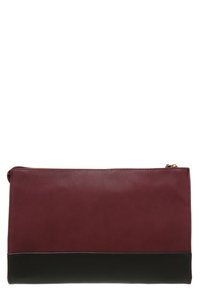 Borsa a busta rettangolare con parte superiore liscia di colore bordeaux e base nera, dotata di chiusura a zip superiore con un piccolo tirazip dorato.